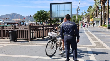 Marmaris Zabıtası, bisiklet ve skuter sürücülerini Sahil Yolu'nda denetledi