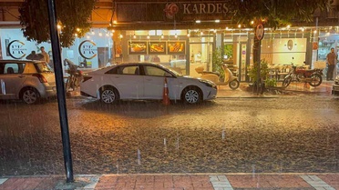 Mersin'de 1 saat süren sağanak caddelerde su birikintileri oluşturdu, trafik aksadı.
