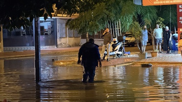 Mersin'de sağanakta sürücüler mahsur kaldı, Yenişehir'de alt geçit trafiğe kapandı