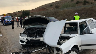 Tokat'ta iki otomobil Bağlarpınarı mevkiinde çarpıştı, 5 kişi yaralandı