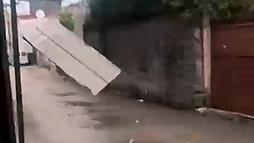 Adana Yüreğir'de sağanak ve fırtına prefabrik ev çatılarını söktü, hortum kaydedildi