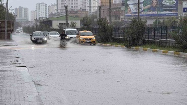 Adana'da kısa süreli sağanak, Sarıçam ve Yüreğir'de yolları göle çevirdi