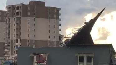 Adana'da sağanak hayatı olumsuz etkiledi, Seyhan'da prefabrik evin çatısı söküldü