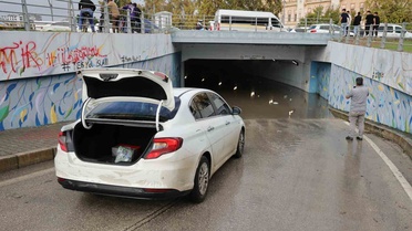 Adana'da sağanakta alt geçitte suya gömülen otomobildeki sürücü ve 2 çocuk kurtarıldı