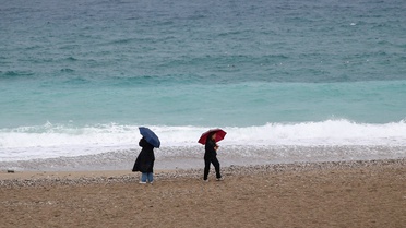Antalya'da sağanak ve fırtına yaşamı aksattı, Valilik 22.00'ye kadar uyardı