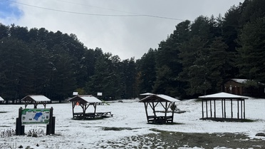 Bolu'ya yaklaşık 35 km uzaklıktaki Abant Gölü'nde sağanak gece yerini kara bıraktı