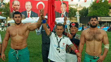 Efe Anıl Al, Adana Kozan'da 10'uncu Karakucak Güreşleri'nde başpehlivan oldu