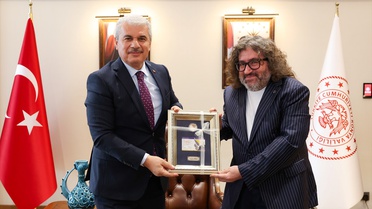AKSED Başkanı Günay, Konya Valisi Akın'a 100. yıl hatıra para tablosu hediye etti