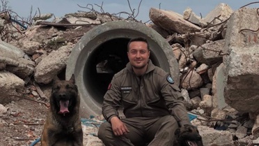 Eskişehir İtfaiyesi eğitmeni Onur Ersen köpekleriyle Afyonkarahisar'daki sınavı geçti
