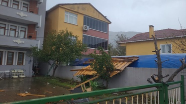 Kastamonu'da rüzgarı 116 kilometreye ulaşan fırtına 5 ilçede çatıları uçurdu