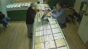 Telefon dolandırıcıları 78 yaşındaki adamı ikna etti! 200 bin liralık altınları son anda sarraf kurtardı