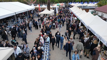 İzmir Bornova'da Manisa Kültür ve Sanat Festivali düzenlendi, mesir macunu saçıldı