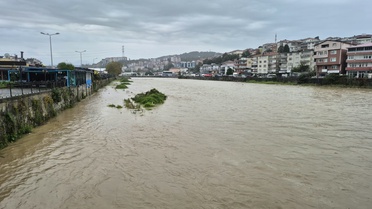 Zonguldak Alaplı'da Alaplı Çayı kabardı, dev dalgalar yapımı süren mendireğe zarar verdi