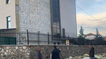 Düzce'de fırtına Gümüşova İlkokulu ve Ortaokulunun dış cephesini hasara uğrattı