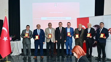 Eskişehir'de Muhtarlar Günü'nde 17 yıldır görev yapan 7 muhtara plaket verildi