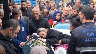 Ambulansla getirilen anne, 5 yaşındaki kızının tabutu başında gözyaşlarına boğuldu