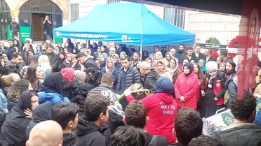 5 yaşındaki kızına son vedaya sedyeyle geldi! Yürek yakan görüntüler