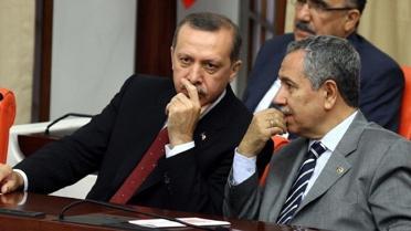 Bülent Arınç, yıllar önce yaşanan olayı anlattı: Tayyip Bey masaya yumruğu vurup 