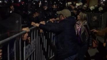 Tunceli'de kayyum gerginliği! Polis barikatını aşmak istediler