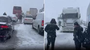 Ankara-İstanbul yolunda yoğun kar nedeniyle trafik durdu, vatandaşlar dakikalarca yolda bekledi