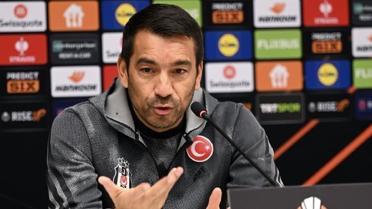 Beşiktaş'ta teknik direktör Giovanni van Bronckhorst ile yollar ayrıldı.