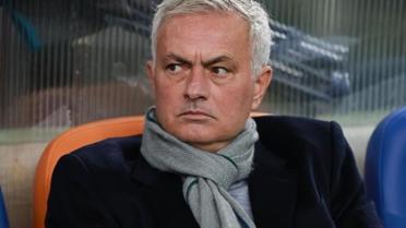 Atılan manşetleri görmeniz lazım! Bütün ülke Mourinho'yu konuşuyor