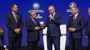 Cumhurbaşkanı Erdoğan sahneye çağırdığı iş adamına sitem etti: Yardımını beğenmedim