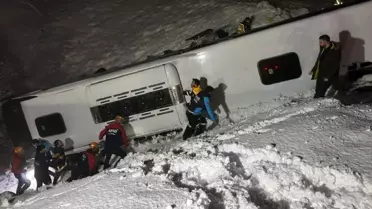 Bingöl'de yolcu otobüsünün devrilmesi sonucu ilk belirlemelere göre 4 kişi hayatını kaybetti, 30'dan fazla kişi yaralandı.