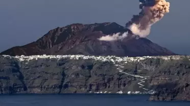 Santorini'deki volkan aktif hale geldi! Yunan uzman beklenilen iki senaryoyu açıkladı