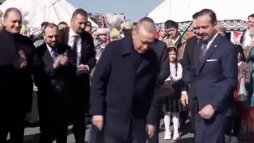 İstanbul'da nevruz kutlaması! Cumhurbaşkanı Erdoğan, ateşi yakıp üzerinden atladı