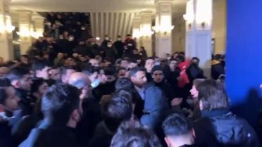 Saraçhane'deki protestocular İBB binanın cam ve kapılarını kırıp içeri girdi