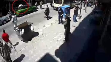 Deprem anında vatandaşın balkondan atladığı anlar kamerada