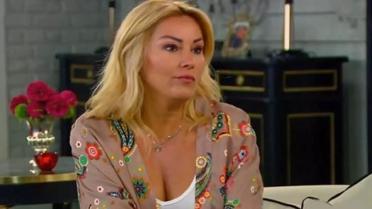 Pınar Altuğ süper minisiyle genç kızlara adeta taş çıkardı
