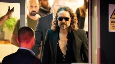Russell Brand, tecavüz ve cinsel saldırı suçlamalarıyla mahkemeye çıktı