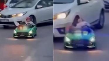 Otomobil, çocuğun bindiği akülü araca çarptı