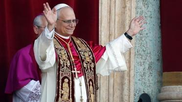 Vatikan'da yeni Papa halkı selamladı