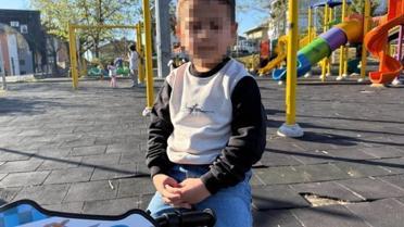 Parkta bulduğu alkol şişesini su zannederek içen çocuk hastanelik oldu