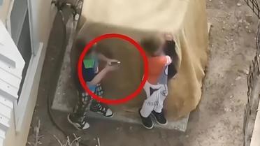 Polis, ellerindeki tabancaları bırakmayan 7 ve 9 yaşındaki iki kardeşe ateş açtı