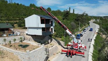 Kaçak villasını yıkımdan vinçle kaçırdı