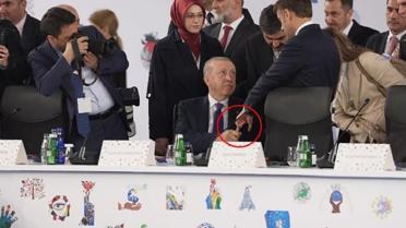 Görüntü bomba! Erdoğan, Macron'un üstünlük kurma çabasına izin vermedi