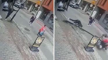 Telefonla konuşurken yaslandığı sokak lambası bir kadının üzerine devrildi