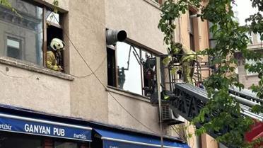İstanbul'da korkutan yangın! Mahsur kalan iki kişi itfaiye tarafından kurtarıldı