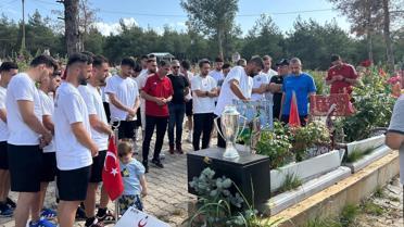 Kahramanmaraş İstiklal Spor şampiyon olur olmaz kupayı depremde kaybettiği arkadaşlarına götürdü