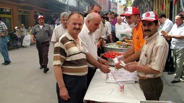 Kaleiçi'ndeki 500 Esnaf 10 Bin Kişiye Hayır Yemeği Verdi