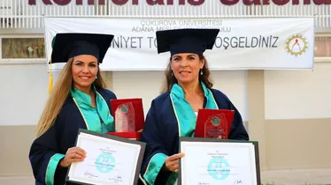 Aynı bölümde okuyan anne-kız derecelerle mezun oldu