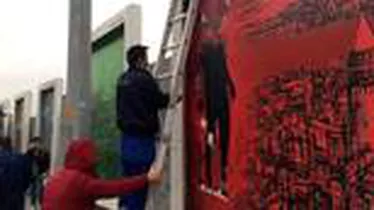 İstanbul'da reklam panolarının üzerine yapıştırılan figür sonrası vatandaşlar polisi aradı