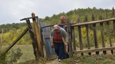 Ölmeden kendi ve eşinin mezarını yaptırdı, her gün içinde yatıyor