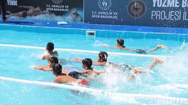 Iğdır'da Yüzme Bilmeyen Çocuklar Portatif Havuzda Yüzme Eğitimi Alıyor