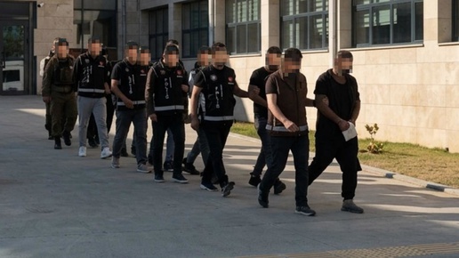 Kendilerini "polis" olarak tanıtıp milyonlarca liralık vurgun yaptılar! 11 şüpheli tutuklandı