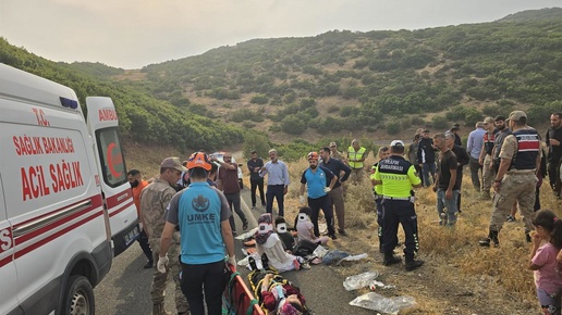 Adaklıda yolcu minibüsü devrildi: Araçtaki 10 kişi hastanelik oldu